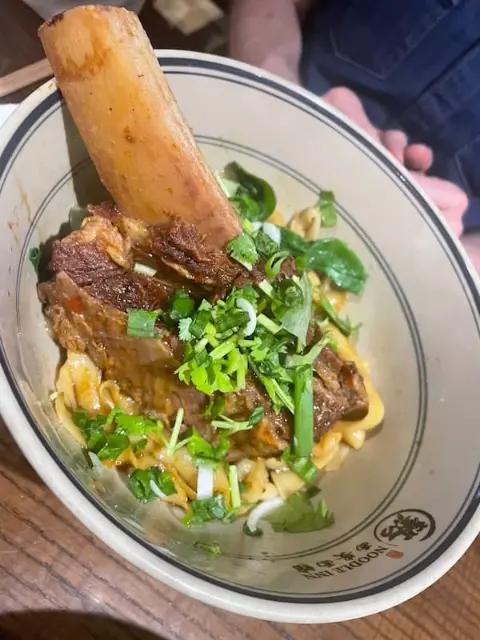 Noodle Innで食べた骨付き肉のヌードル