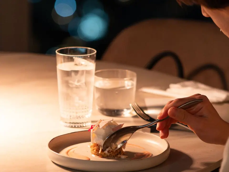 レストランでデザートを食べる男性