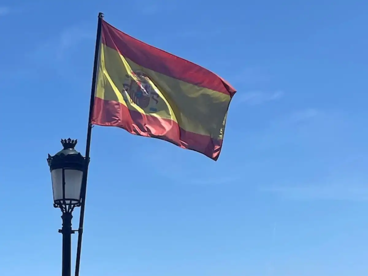 青空に映えるスペインの国旗